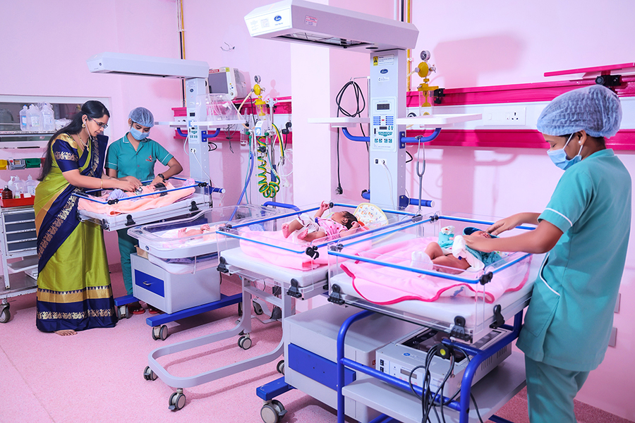 Dr. Ananthi Aravind visiting the new born babies at lister hospitals